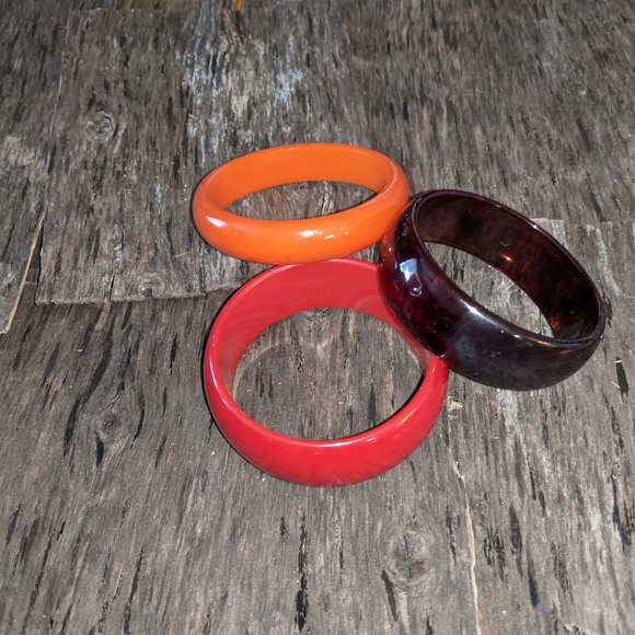 Three plastic bracelets. - Picture 2 of 3
